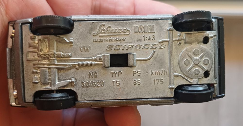 Продавам VOLKSWAGEN SCIROCCO TS - GREY MET. 1:43 -много добро състояни