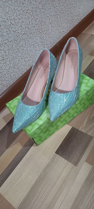 Продаю женские туфли