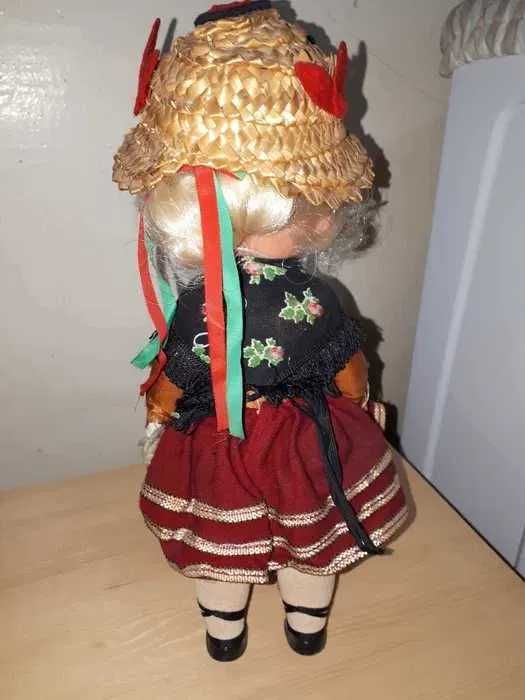 O frumoasa papusa in tinuta traditionala