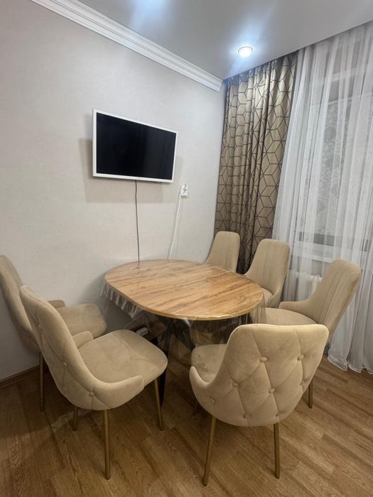 Продам кухоный стол и стулья