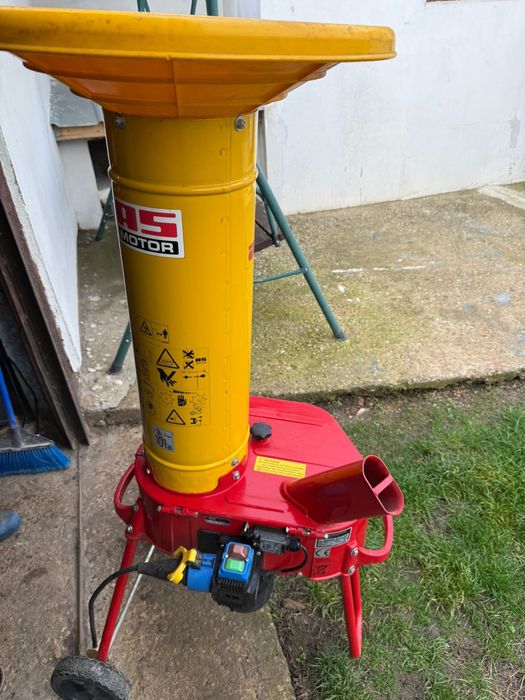 Мощна дробилка за клони