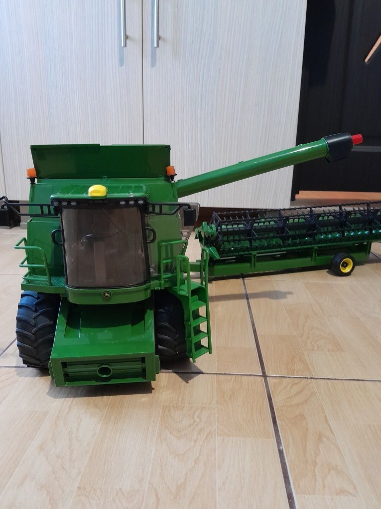 Vând Combină John Deere .