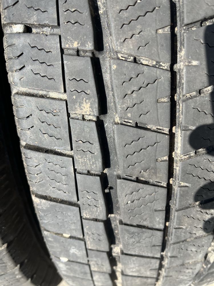 2 бр. гуми за бус 215/75/16C Falken DOT 1922 6 mm