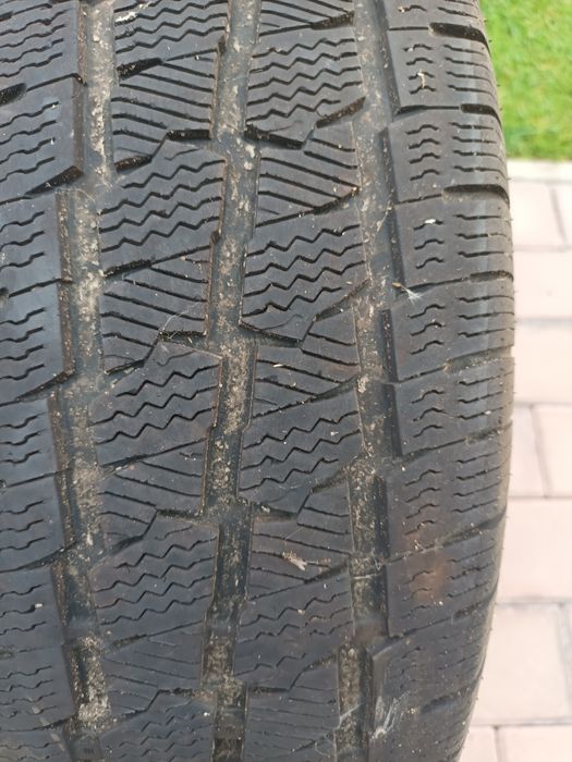 Vand anvelope de iarna 225 70 15 c