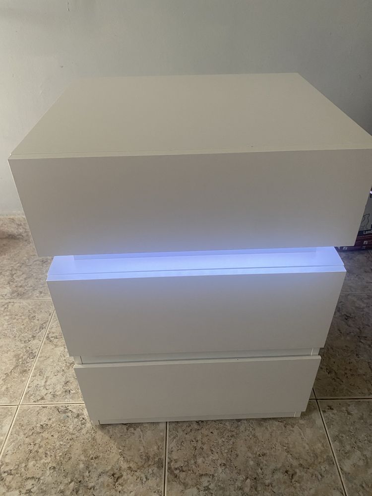 Комплект от две нощни шкафчета с LED осветление