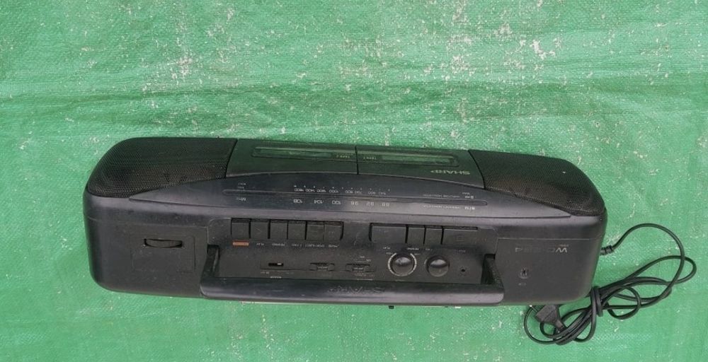 Radio Casetofon marca Sharp , model WQ-284H