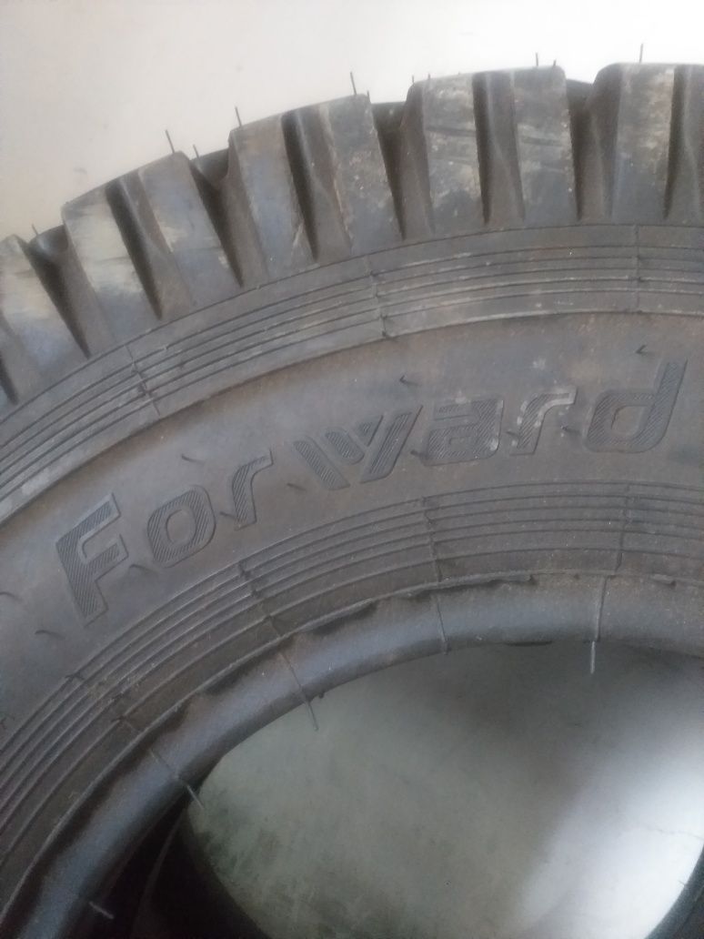 Продаётся шины размер 10.R20.281 цена за пару