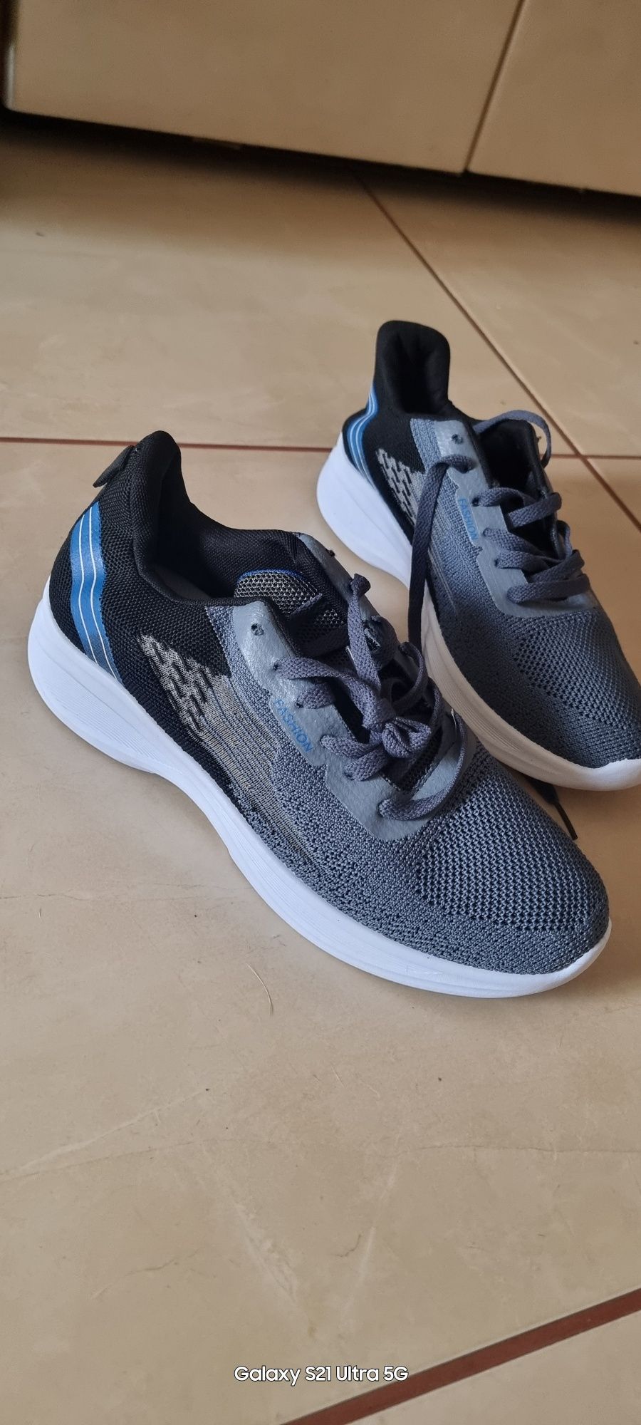 Adidasi sport noi