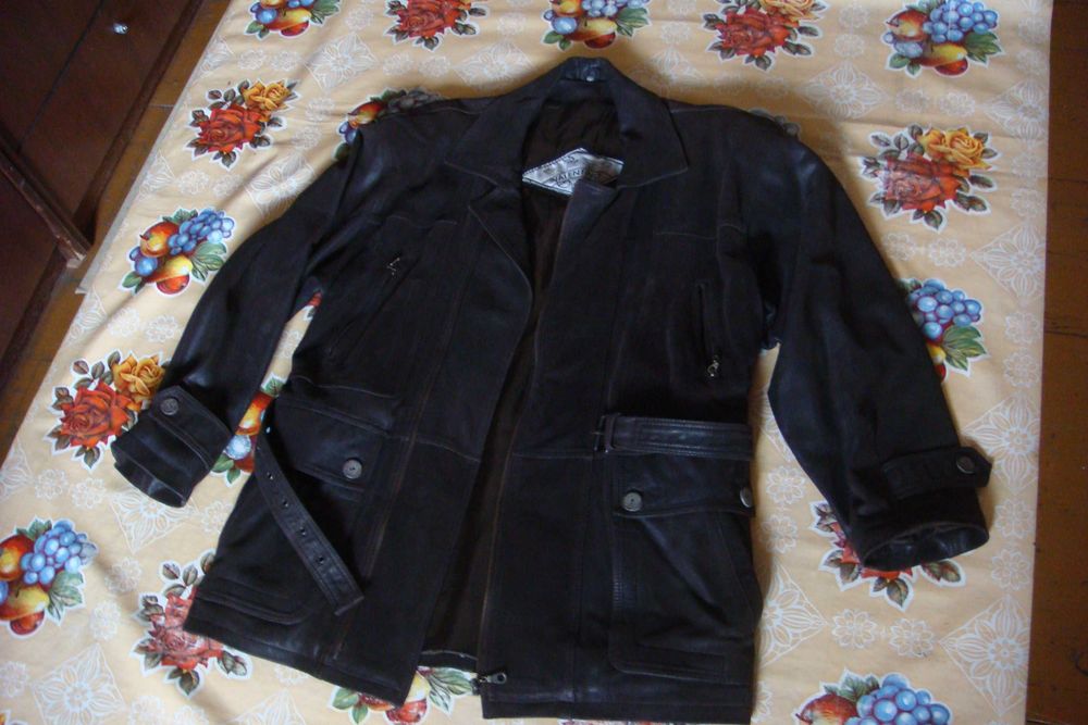 Valentino  ( куртка кожаная , 52 - 54 )