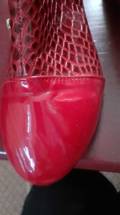 Botine rosii de lac cu blanita in interior