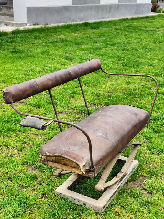 Scaun de trăsură vechi din anul 1902,plug, prășitoare,ralița și grapa