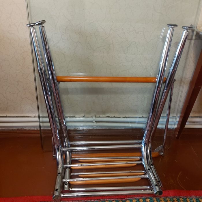 Столовый стол стекляный