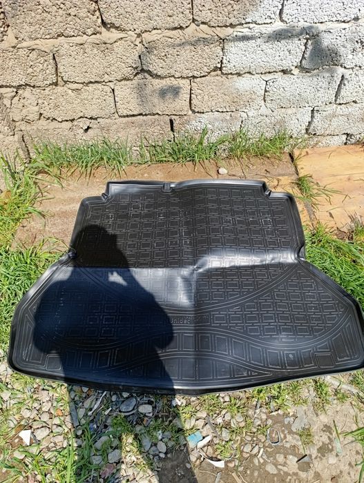 На хюндай коврики салона новые ветров диски новые 4 шт.400$ики