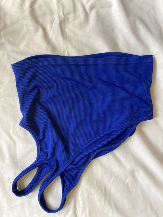 Top shein albastru pe un umar