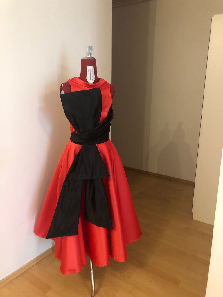 Rochie corai cu negru