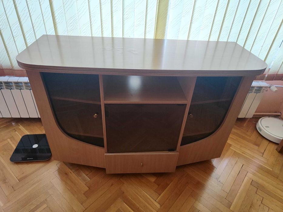 Продавам шкаф със стъклени витрини подходящ за хол, TV и др.