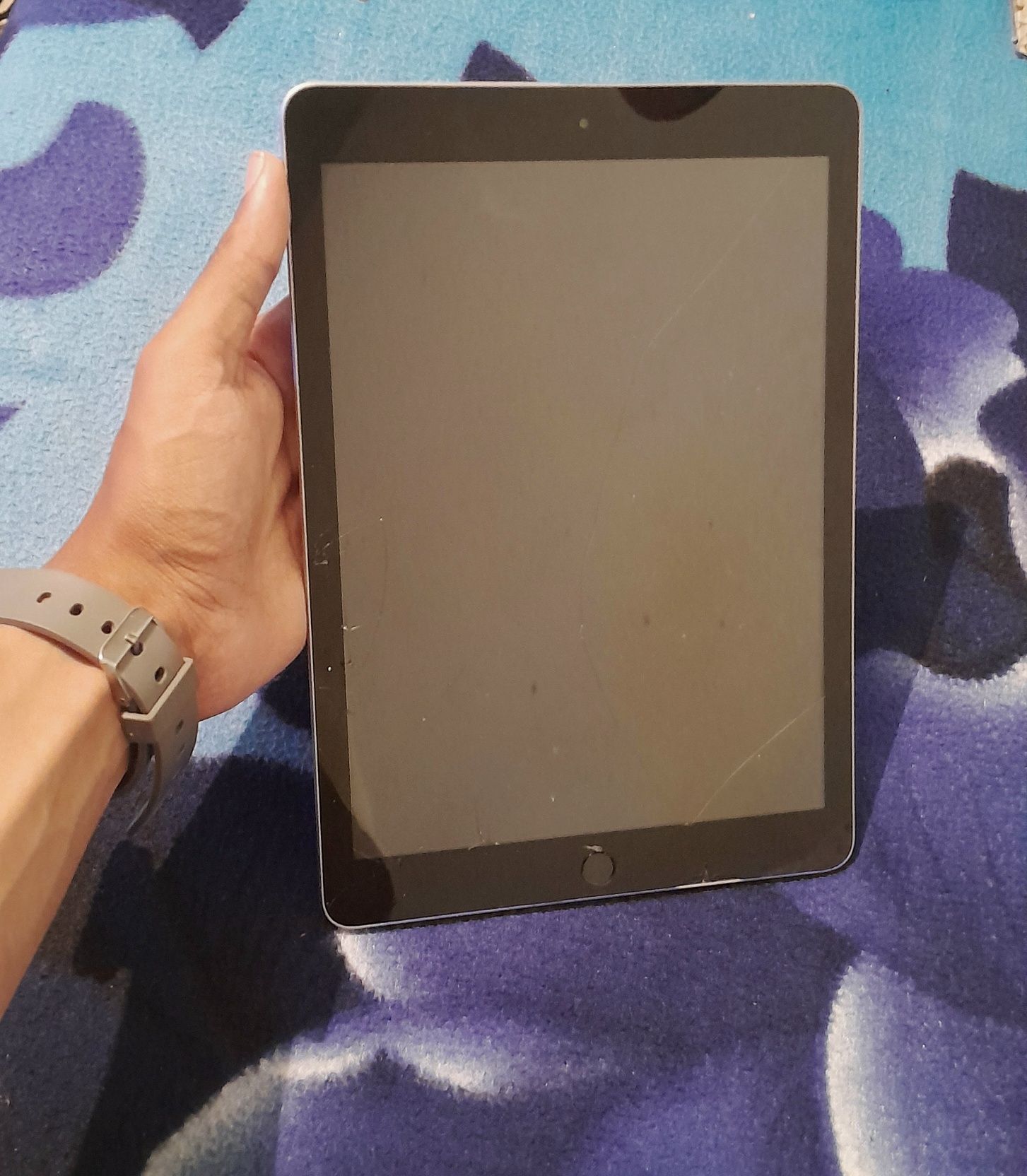 Ipad 9.7 инча 32 ГБ  (5 то- поколение )