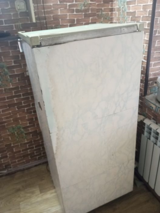 Продам холодильник советский.