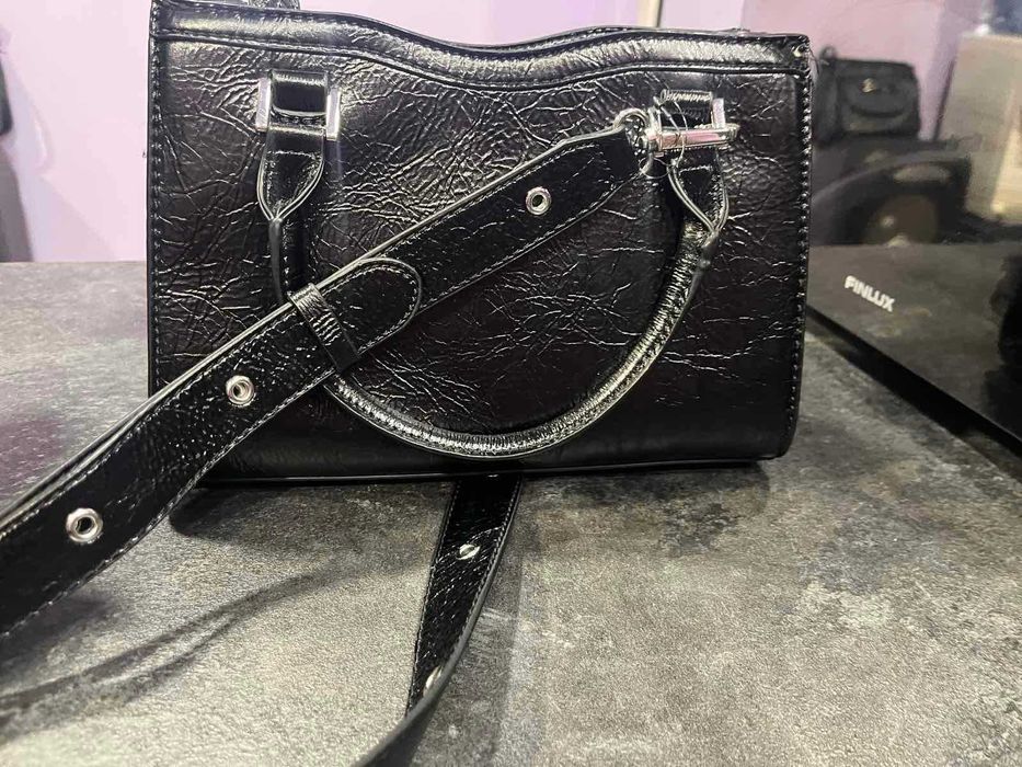 Черна кожена чанта на GUESS