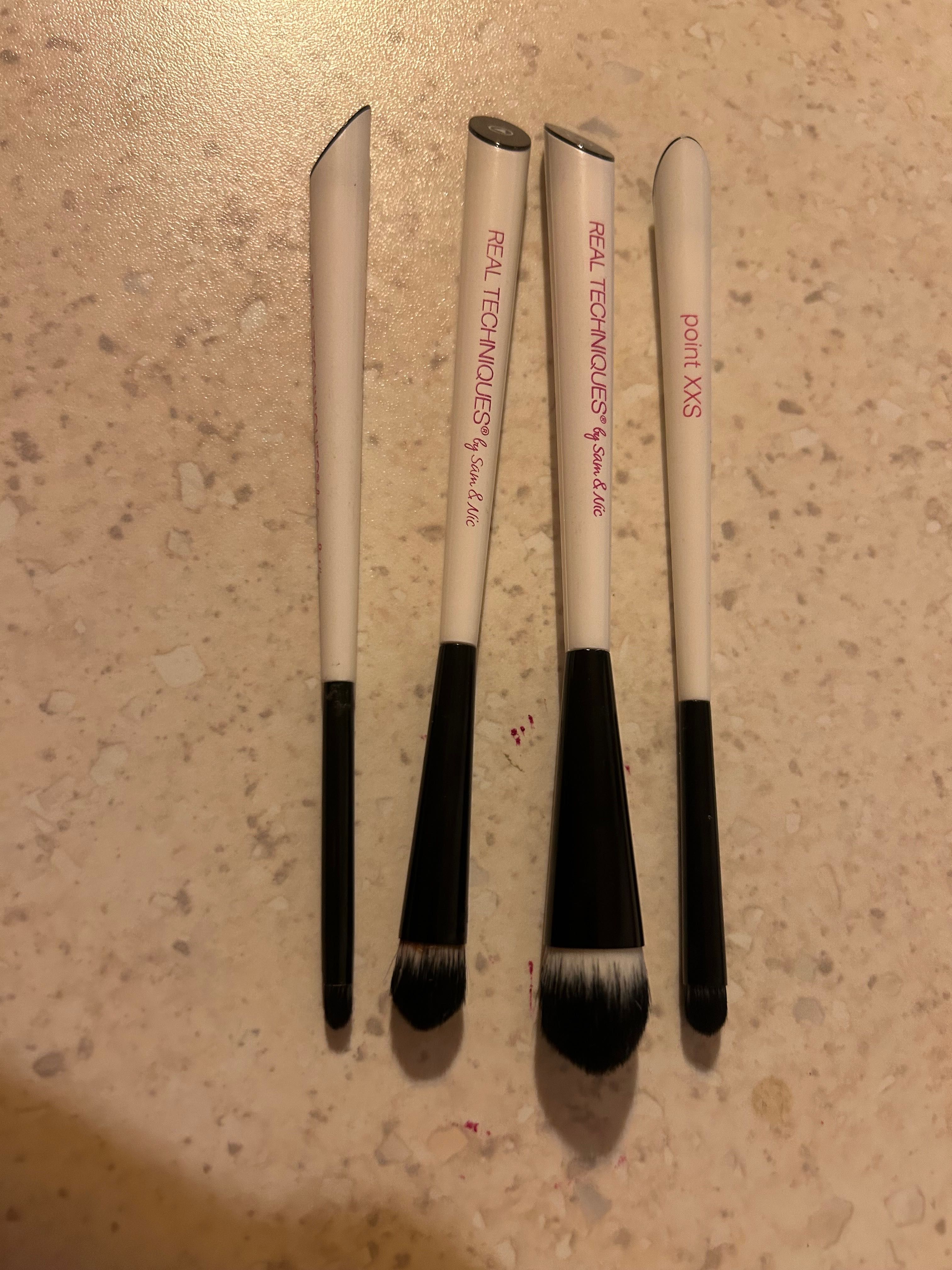 Vand 4 pensule fard Real Techniques