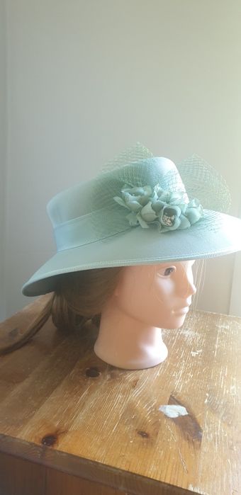 Palarie elegantă pentru nunți