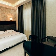 Двухкомнатная, чистая. От центра 10-12 минутах езды. Парковка.