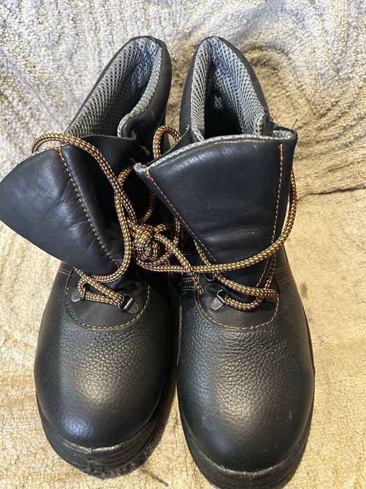 Продам обувь новая 43