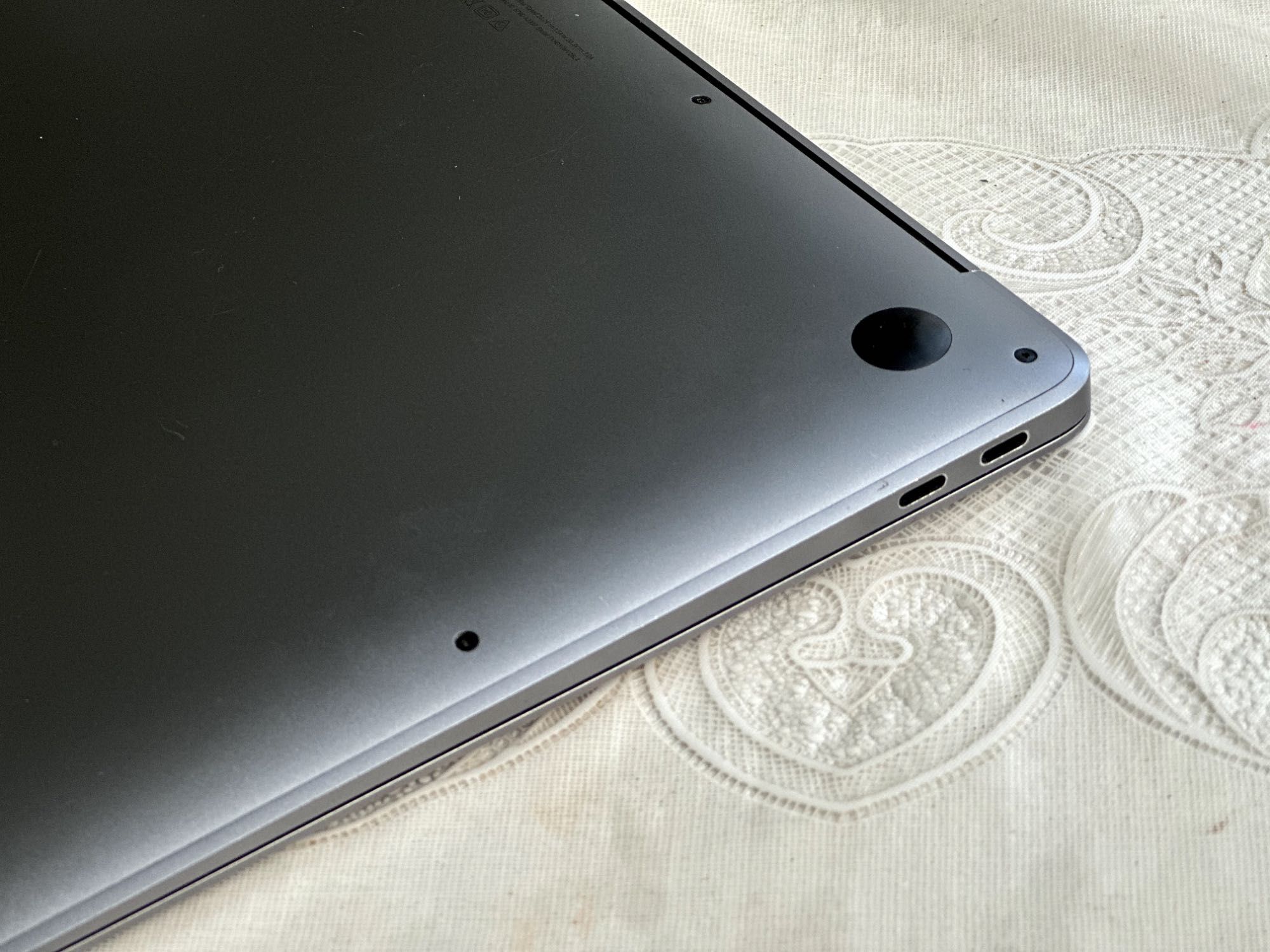 MacBook Air M1 в отлично състояние, батерия 86%