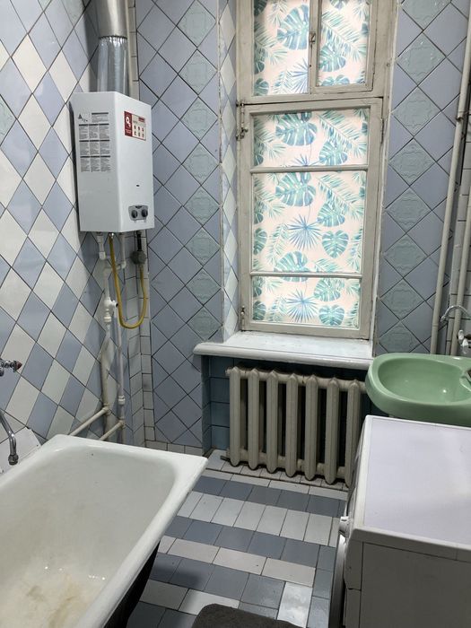 Продается 2-х комнатная переделанная в 3-х квартира, высоко потолочная