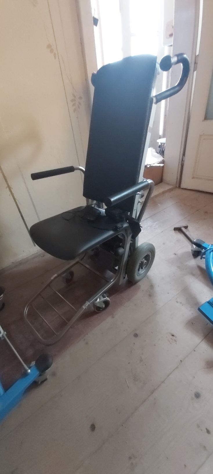 Scaun pentru persone cu dizabilități care urca trepte