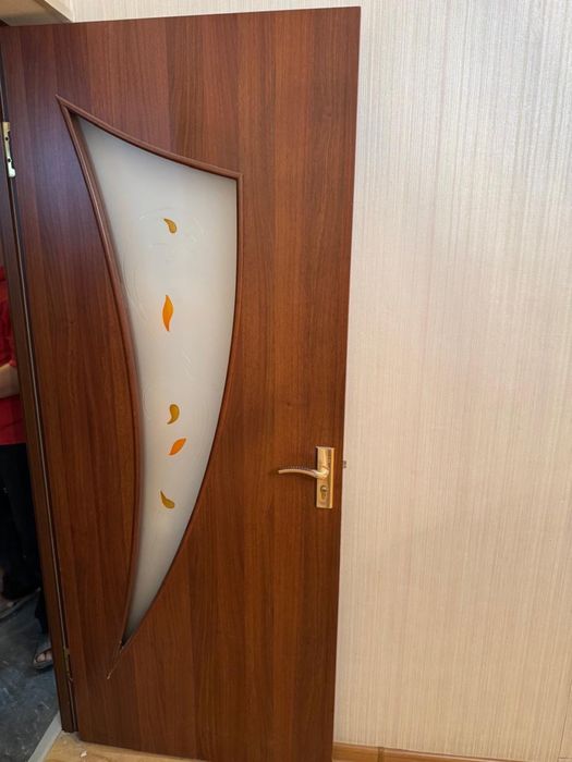 Продаю межкомнатную дверь.