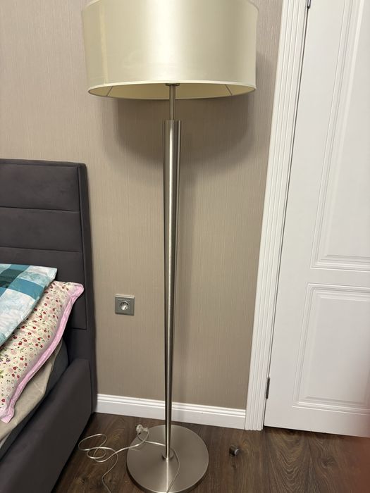 продается высокий светильник