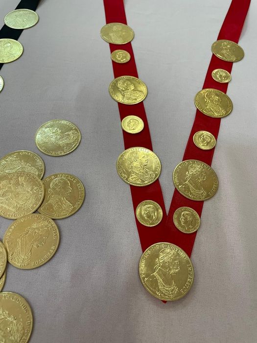Vând salba din monede placate cu aur de 24k