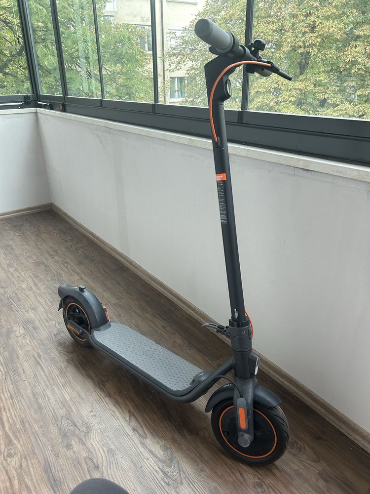 Segway Ninebot F35 - eлектирческа тротинетка, 30 км/ч, 40 км обхват