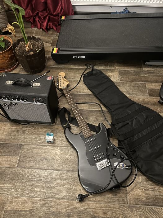 Chirara electrica Fender, cu amplificator si husa