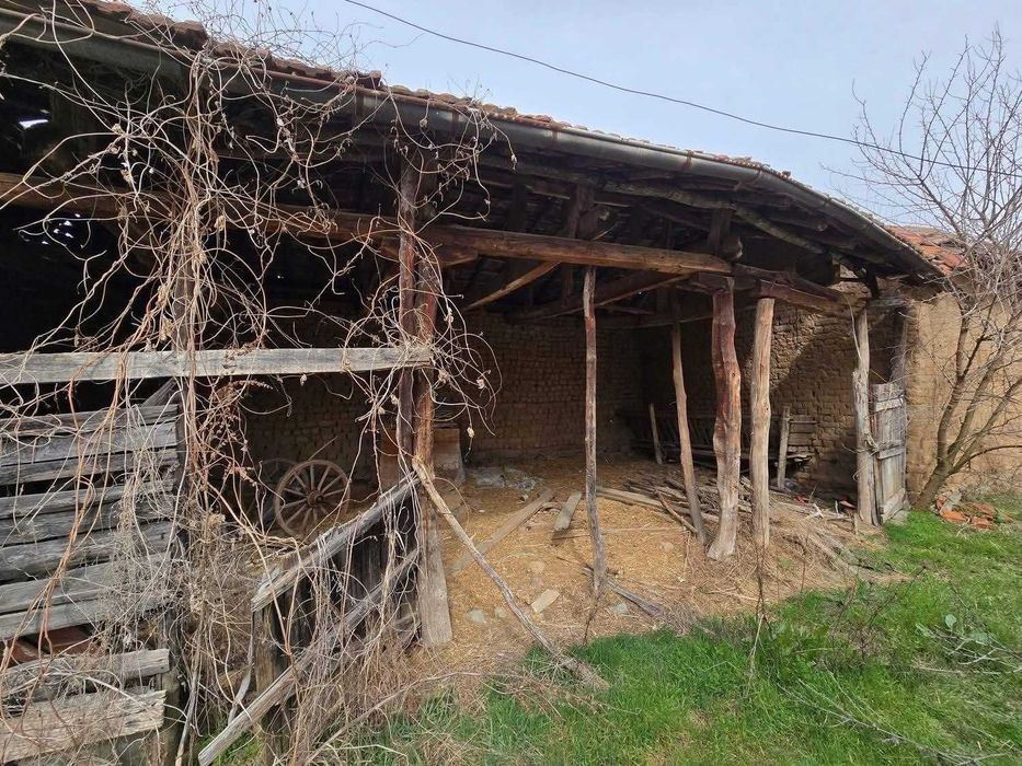 Продава се триетажна къща