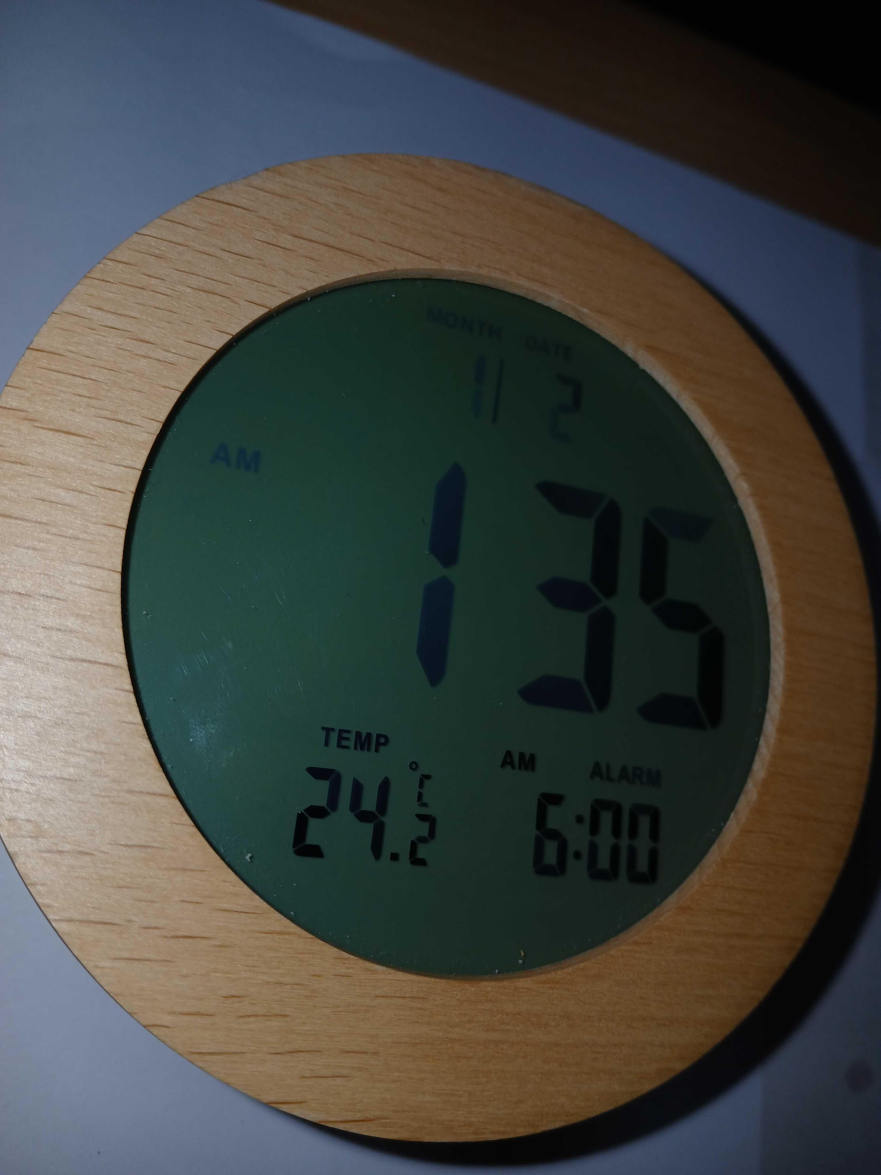 Ceas digital de masa, cu alarma, afisaj temperatura, lemn