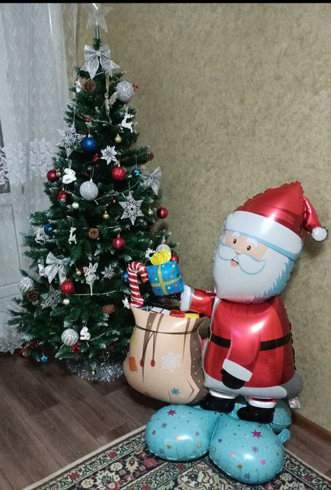 Продам красивую ёлку с ягодками и снегом