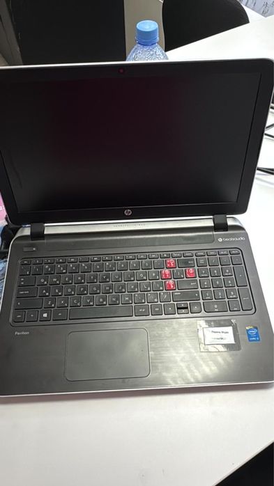 Ноутбук серебристого цвета от HP