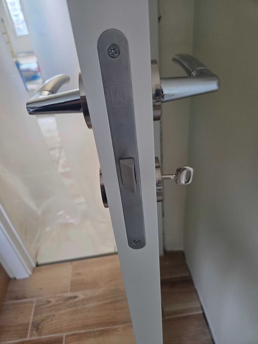 Чисто нова интериорна врата Сан Исидро