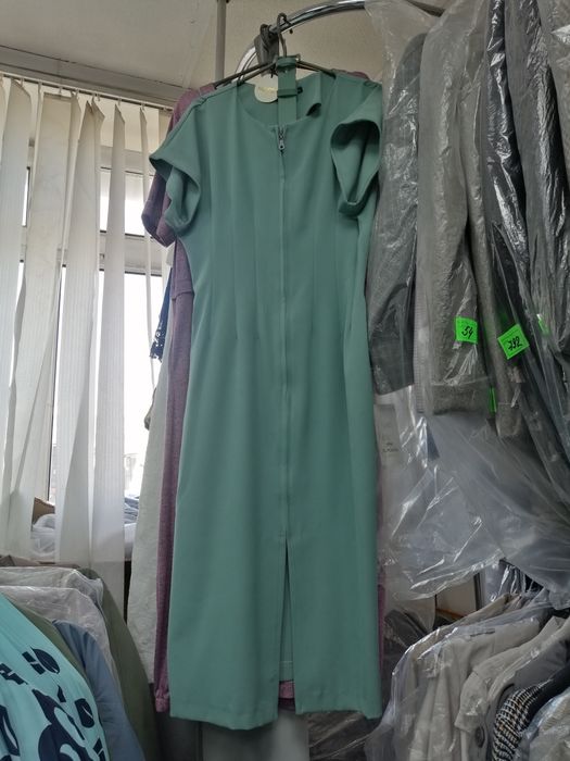 Продам платье фисташкового цвета