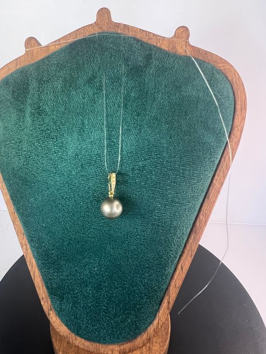 Pandantiv de colecție din aur cu perlă neagra de Tahiti si diamante