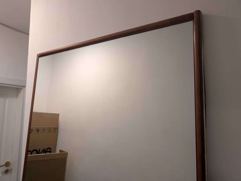 Огледало за стена с дървена рамка