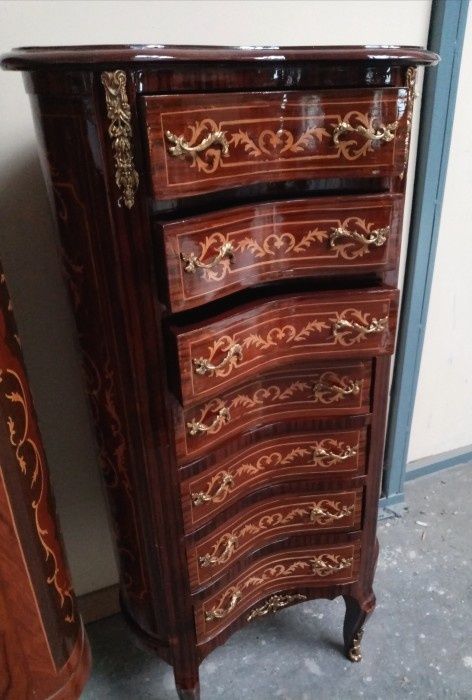 Comodina in stil francez cu 7 sertare și intarsii inobilata cu element