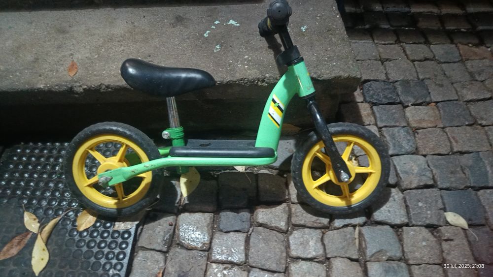 Vând bicicleta fara pedale 2/4 ani