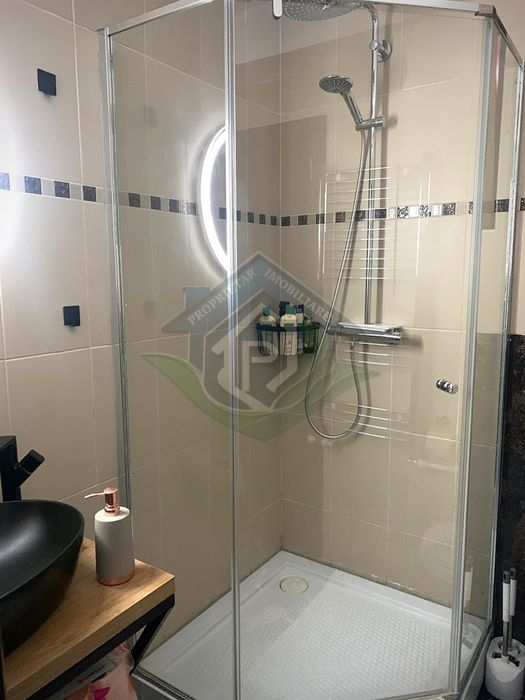 De vânzare: Apartament 2 camere cu terasă generoasă și parcare privată