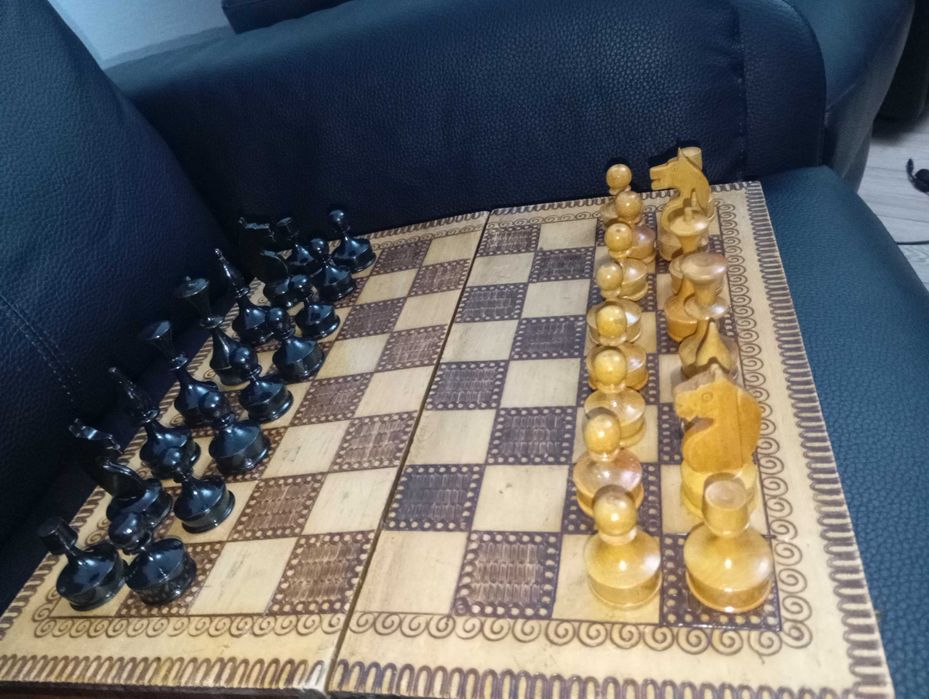 Шах с дървени фигури