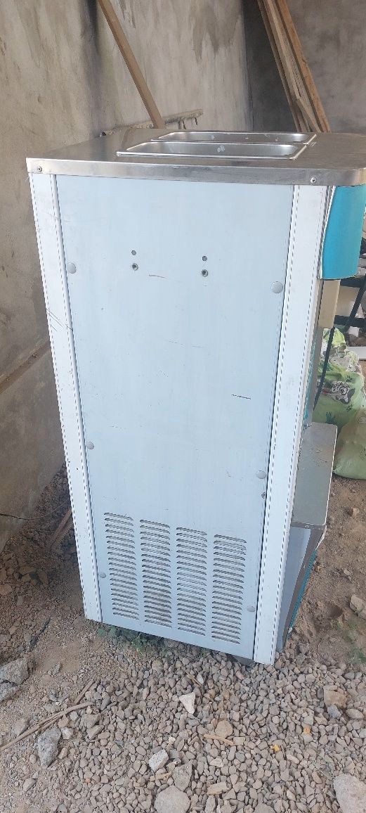 Frezer 380 v va 220 v li  muzqaymoq aparati va sok ahladitel sotiladi