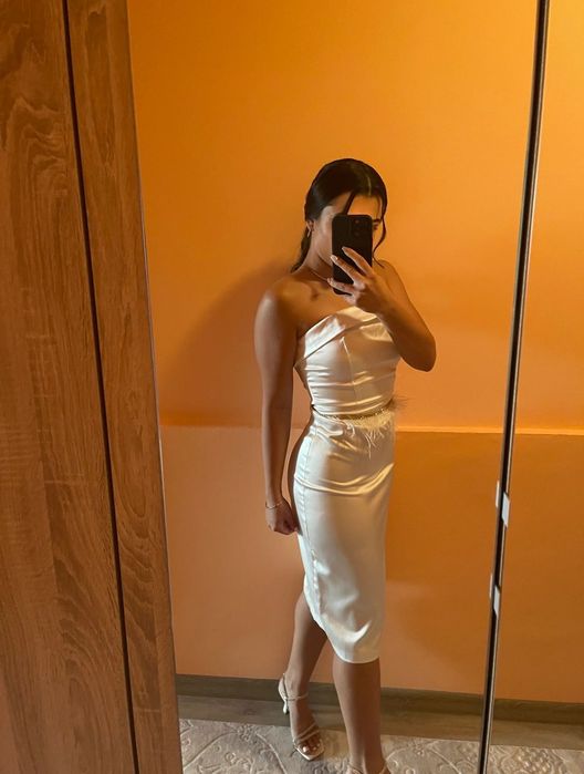 Бяла сатенена рокля с пера – размер XS/S