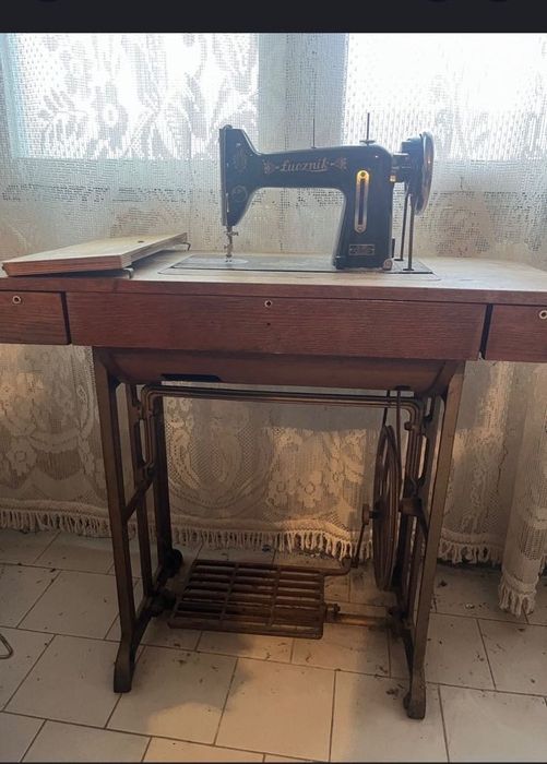 Стара крачна шевна машина